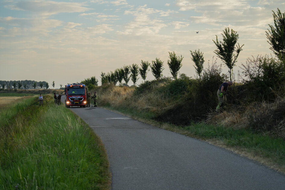 Brandweerlieden blussen dijkbrand bij Biervliet