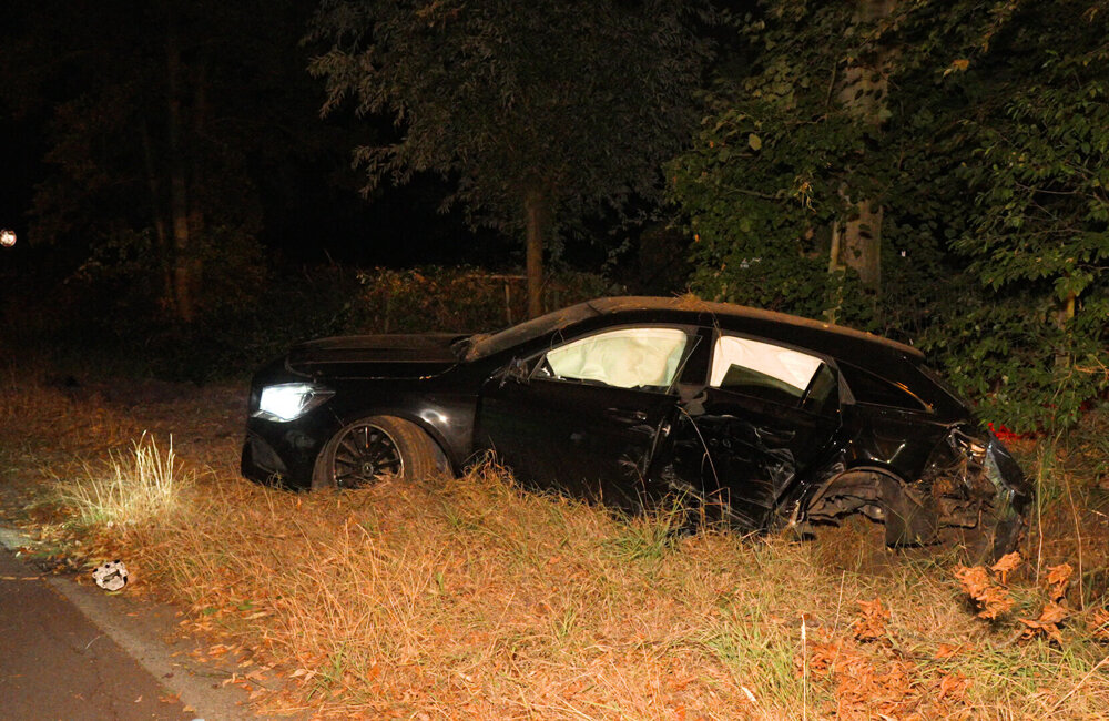 2026.08.18 Auto eindigt in sloot Ellestraat Heikant.00_00_00_00.Still007