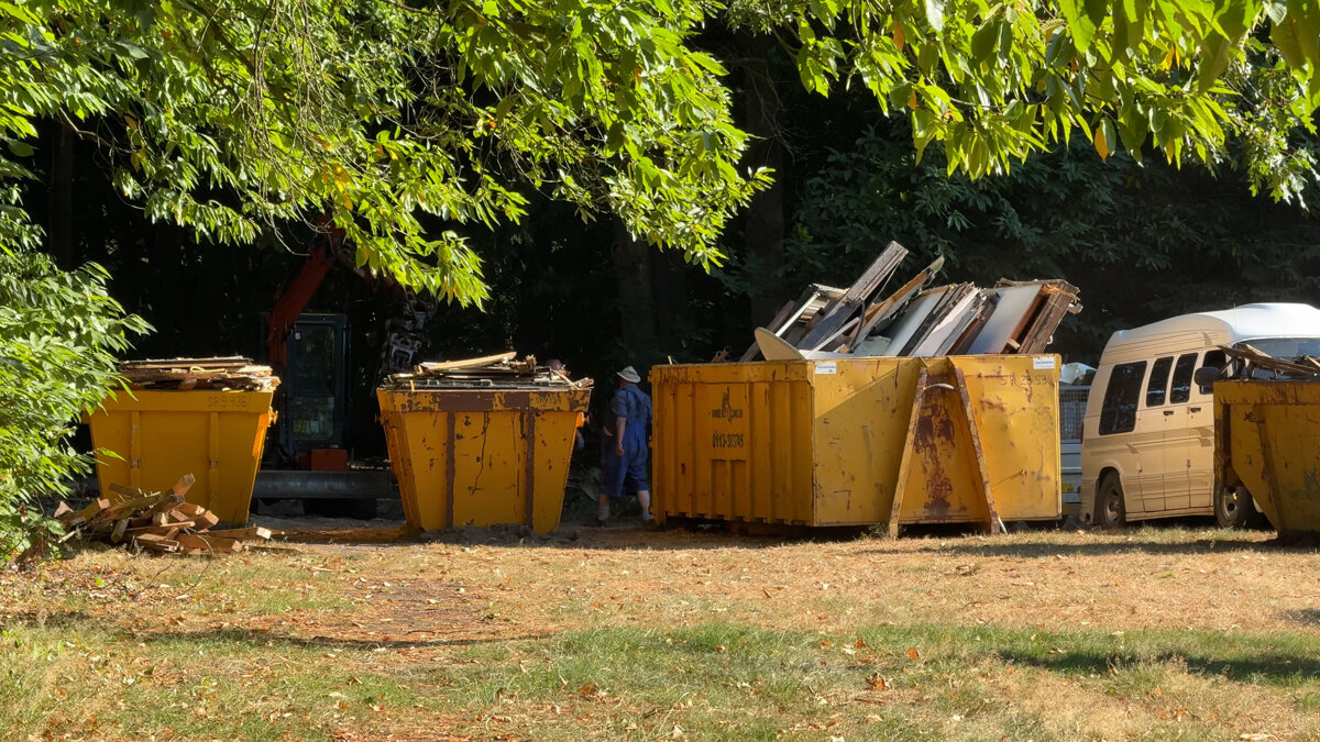 De containers met restanten van het clubgebouw van PHV Saeftinghe - ©Omroep ZVL