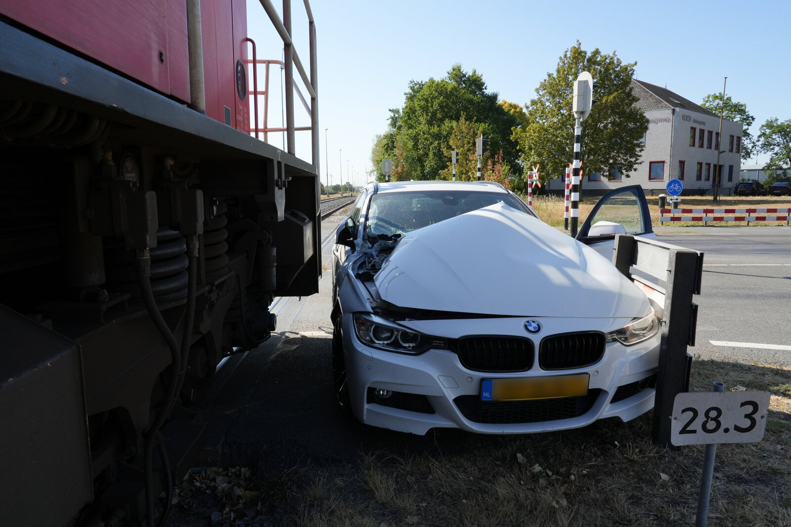 Auto en trein botsen op spoorwegovergang Terneuzen3
