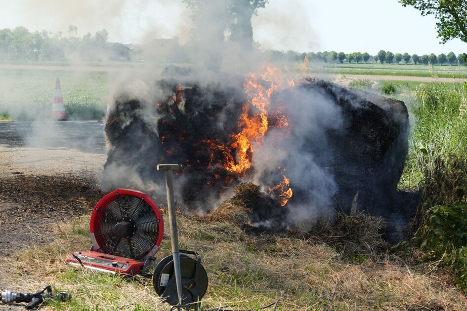 Hooibalen in brand in polder van IJzendijke