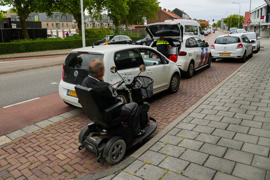 Scootmobiel en auto botsen tijdens inparkeren op Zuidlandstraat Terneuzen