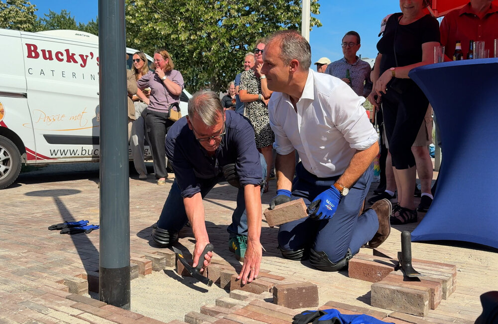 Frank van Hulle en Johan Aalberts leggen de laatste stenen - ©Omroep ZVL