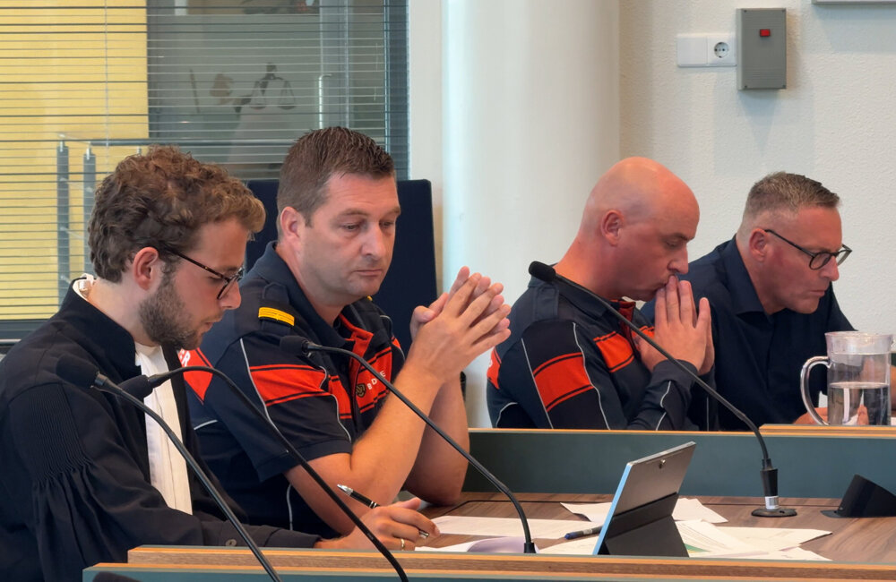 De brandweerlieden van Cadzand in de rechtbank - ©Omroep ZVL