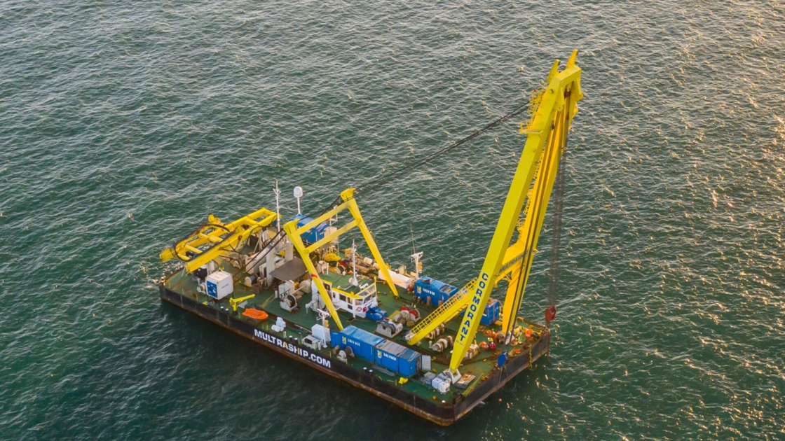 Multraship uit Terneuzen gestart met berging SOLA GRATIA in de Schelde