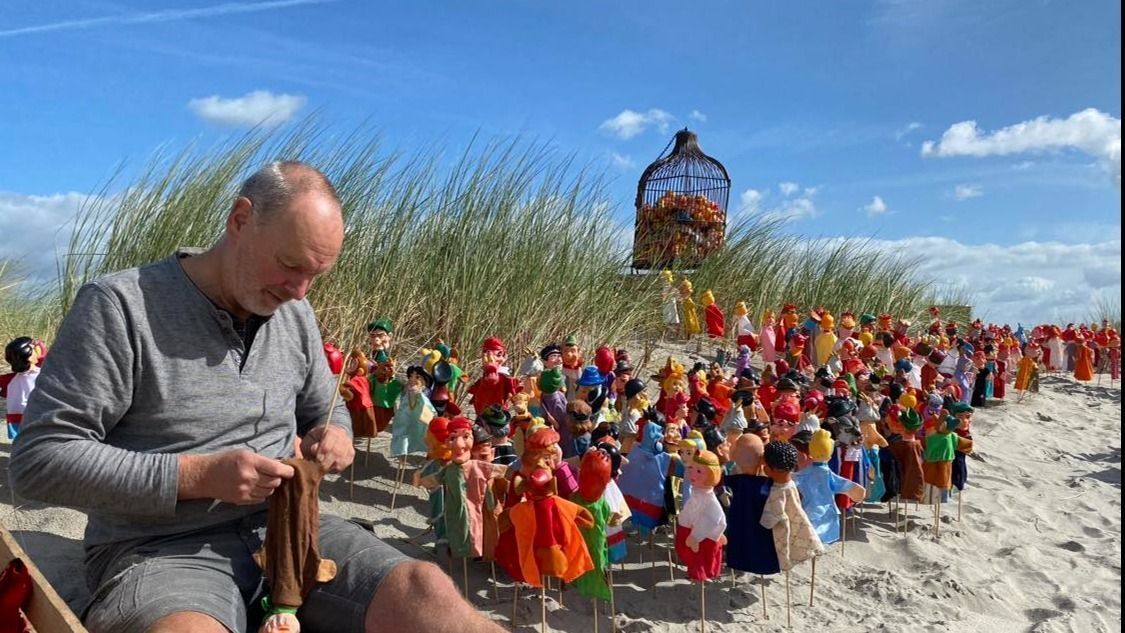 Poppen op strand.jpg