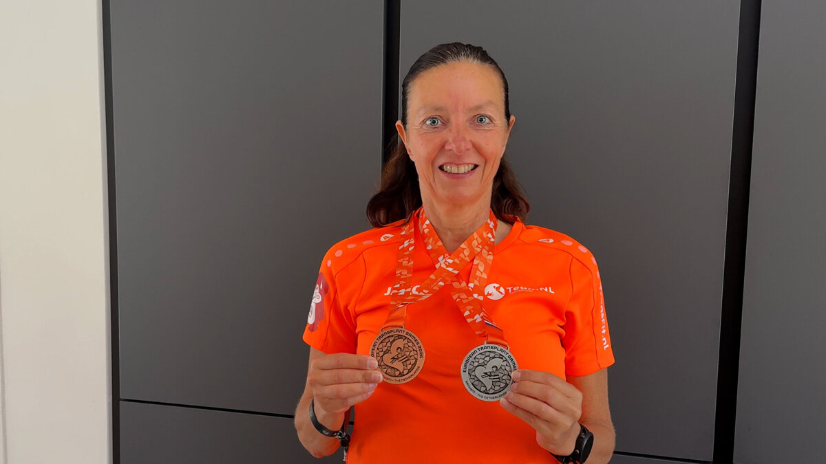 Chantal Schilperoordt met haar medailles tijdens de European Transplant Games - ©Omroep ZVL