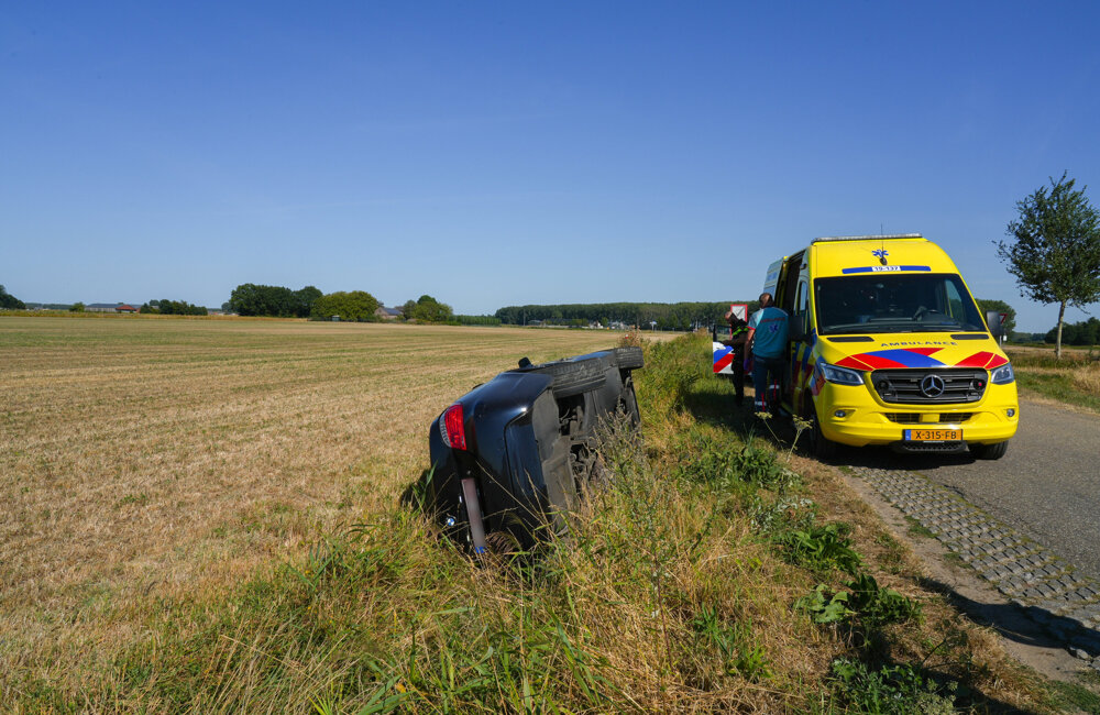 Auto komt op zijkant in droge sloot terecht bij Hulst1