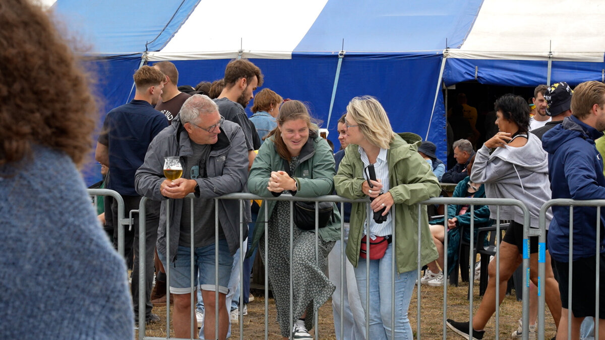 Toeschouwers buikschuiven, Overslagse Feesten - ©Omroep ZVL