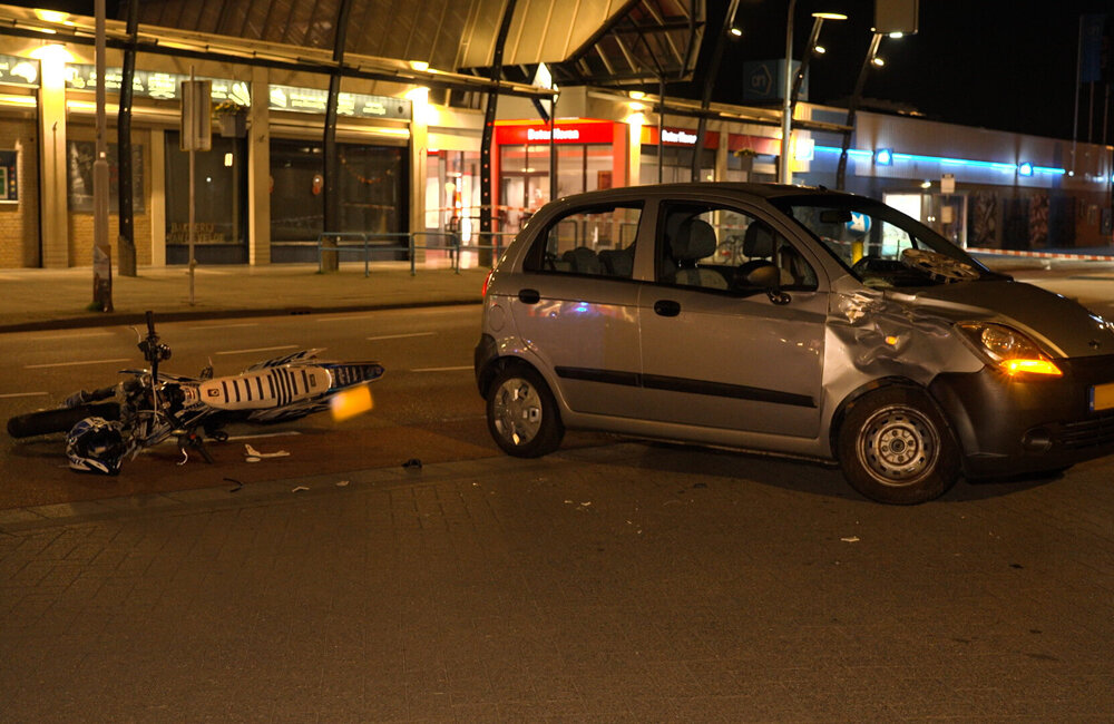Foto_2_Motorrijder zwaargewond na aanrijding met auto Alvarezlaan.jpg