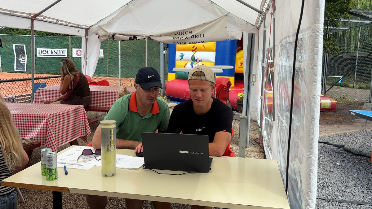 Jack (l) en Jim (r) aan het werk tijdens het toernooi - ©Omroep ZVL
