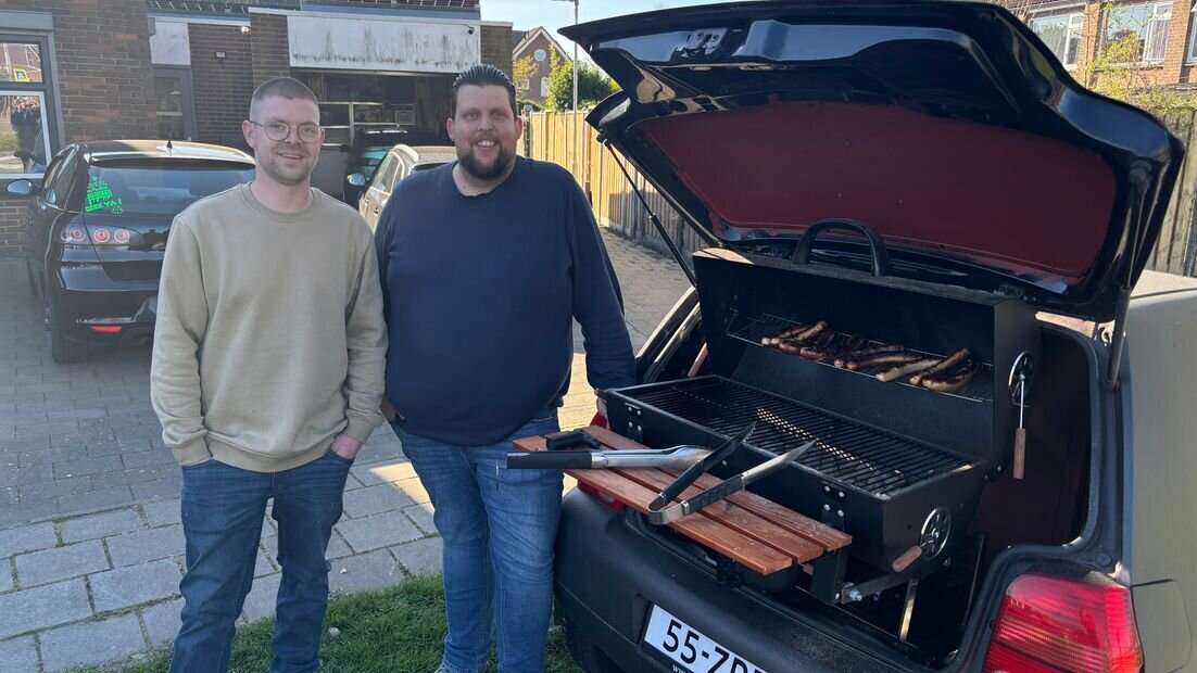 Rick van de Voorde en Vincent van Dijke bouwden een uitgebrande auto om tot barbecue - ©Omroep Zeeland