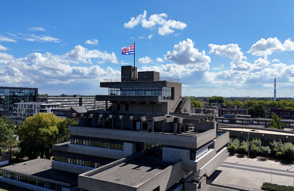 Stadhuis Terneuzen, vlag Terneuzen - drone.jpg