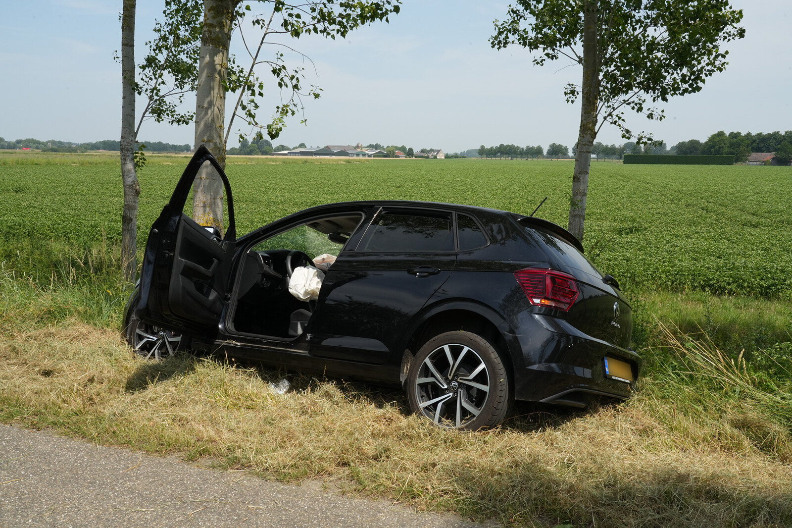 Auto crasht tegen boom IJzendijke, bestuurder onder invloed1