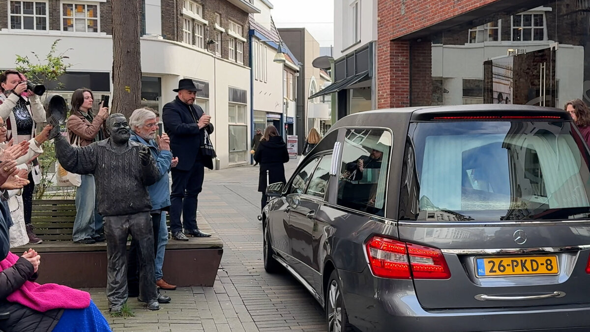 Kist Maja Lemmen stopt naast standbeeld Frank Koulen.jpg