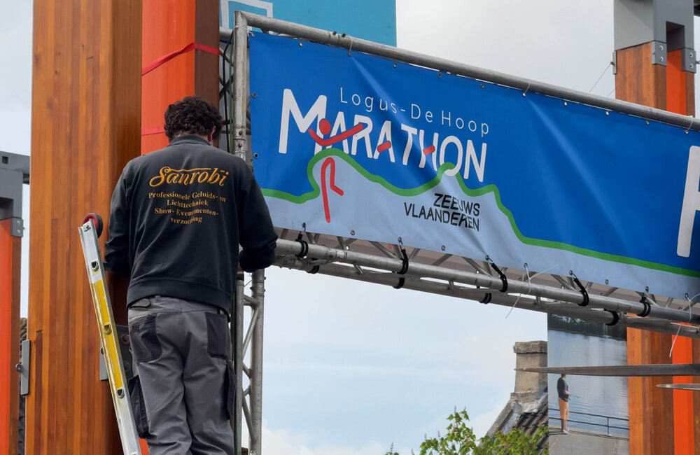 De finishboog wordt vastgezet - ©Omroep ZVL.jpg