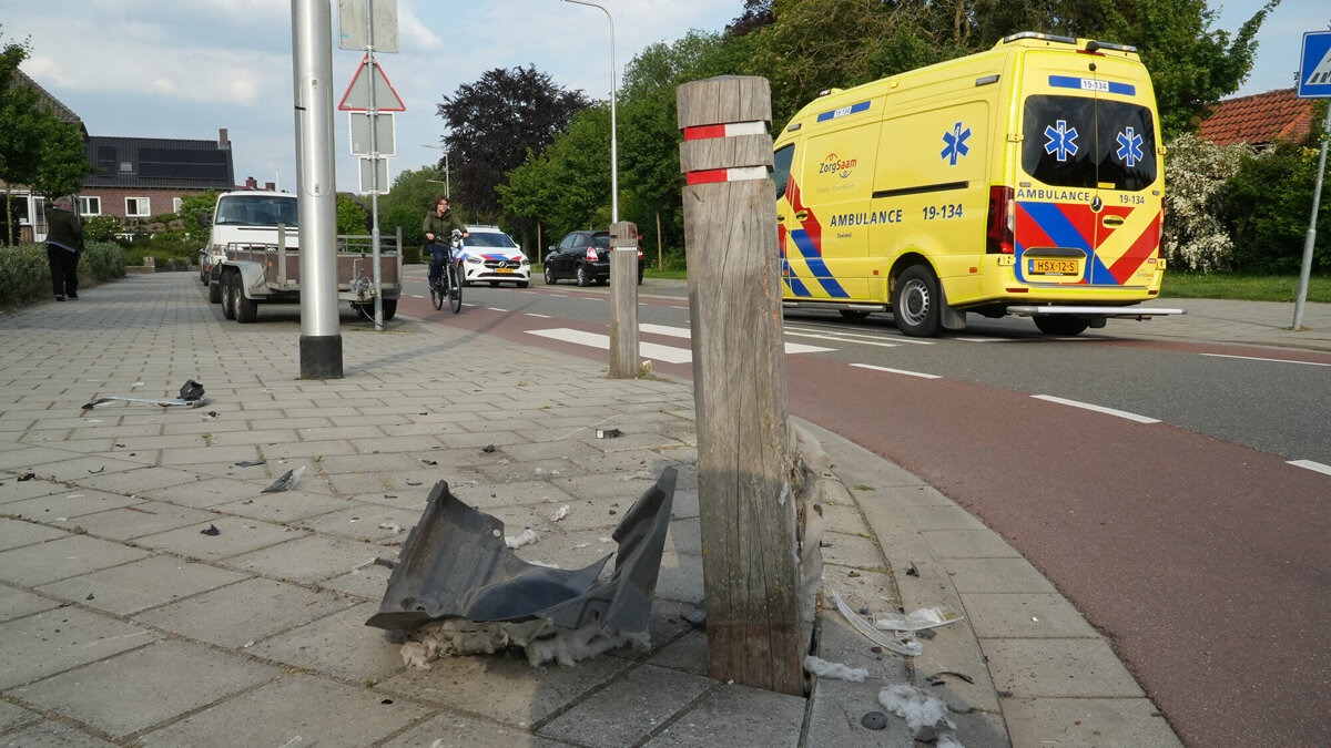 Auto rijdt op paaltje in bocht Tivoliweg Hulst_1.jpg