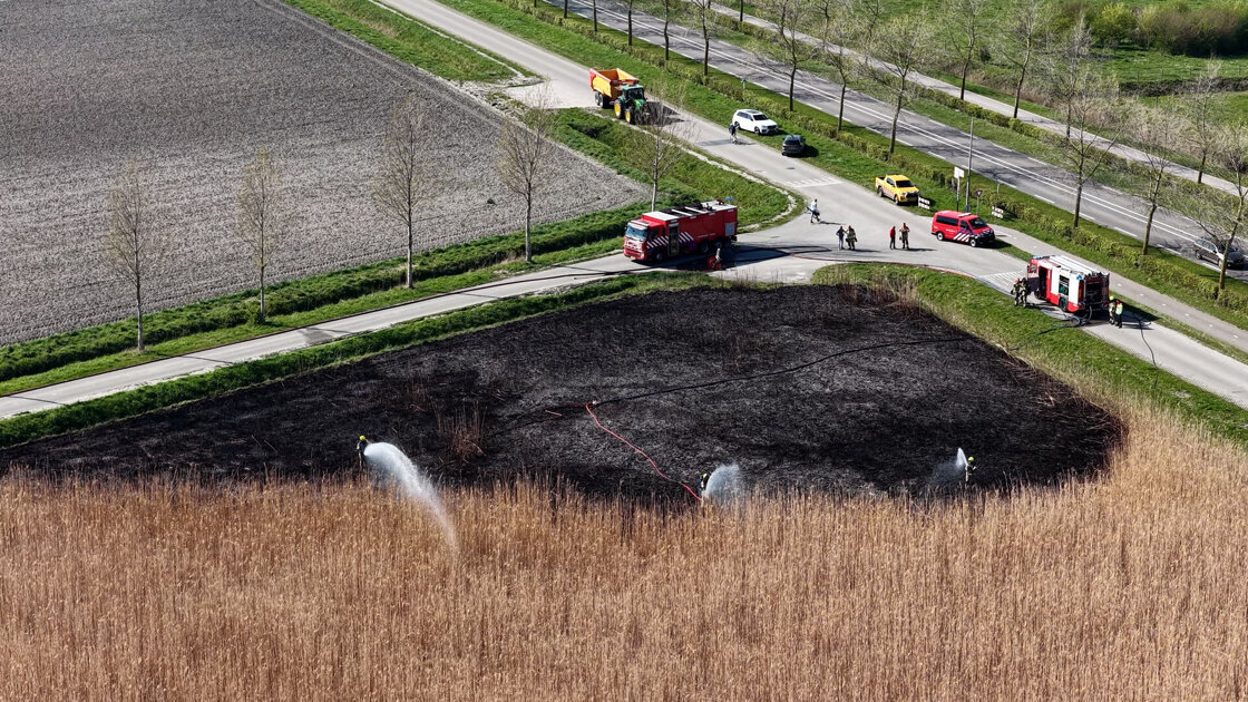 900 vierkante meter akker verwoest na felle brand bij Sluis
