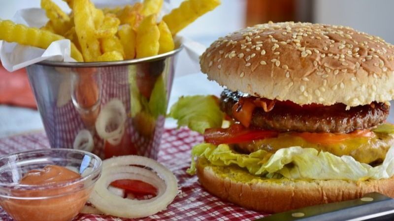 Hamburger en frietjes