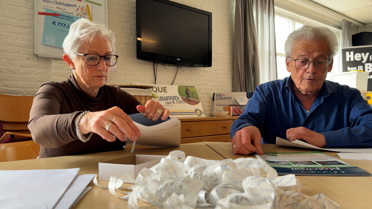 Vullen van de enveloppen met startnummers voor marathon Zeeuws-Vlaanderen - ©Omroep ZVL.jpg