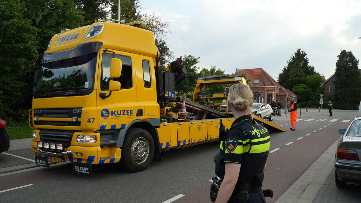 Auto rijdt op paaltje in bocht Tivoliweg Hulst_3.jpg