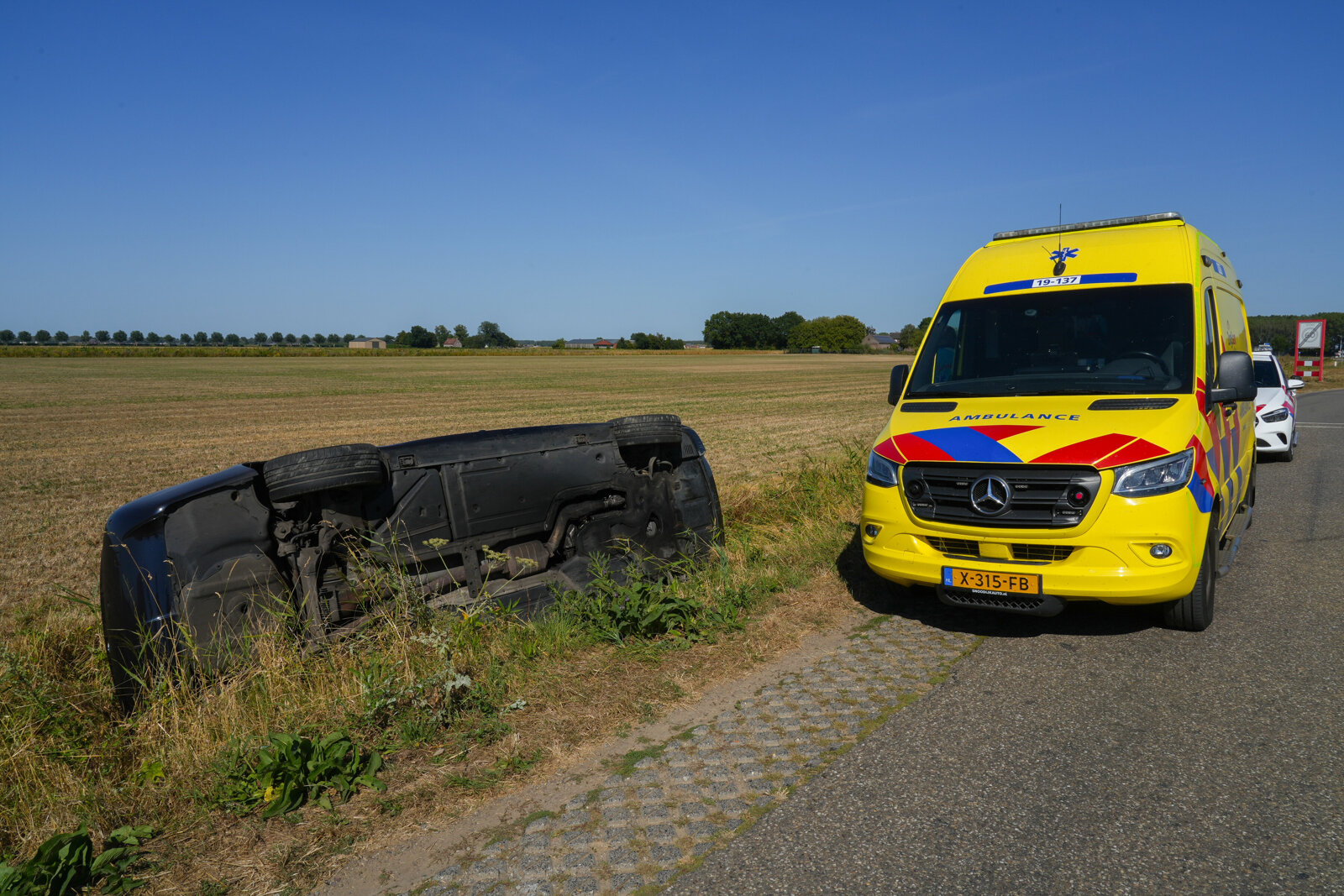Auto komt op zijkant in droge sloot terecht bij Hulst6