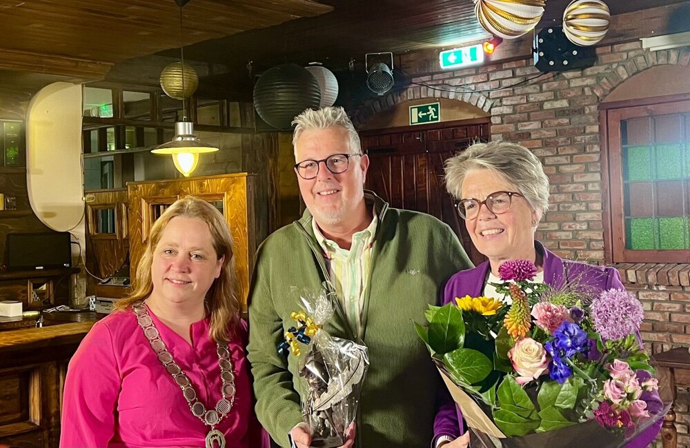 Marco van Dorst ontvangt Pluimpagadder van burgemeester Ilona Jense-van Haarst - ©Omroep ZVL