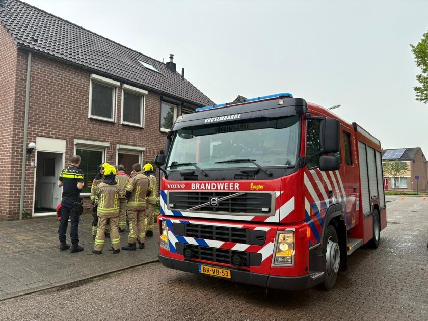 Brandweer rukt met spoed uit voor mogelijk gaslek in woning Vogelwaarde