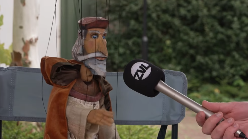 Marionet van Koenraad van Damme tijdens de Zomer van ZVL in Heikant (2025) - ©Omroep ZVL