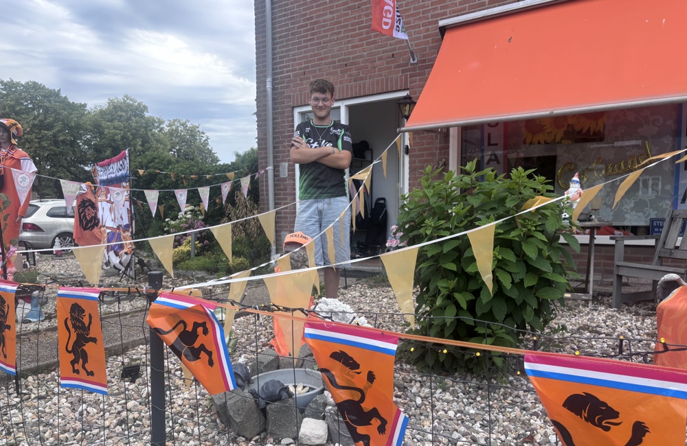 Levi (16) zingt lied tijdens stille tocht