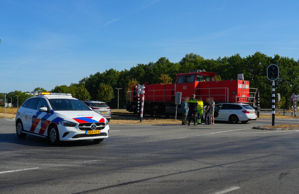 Auto en trein botsen op spoorwegovergang Terneuzen5