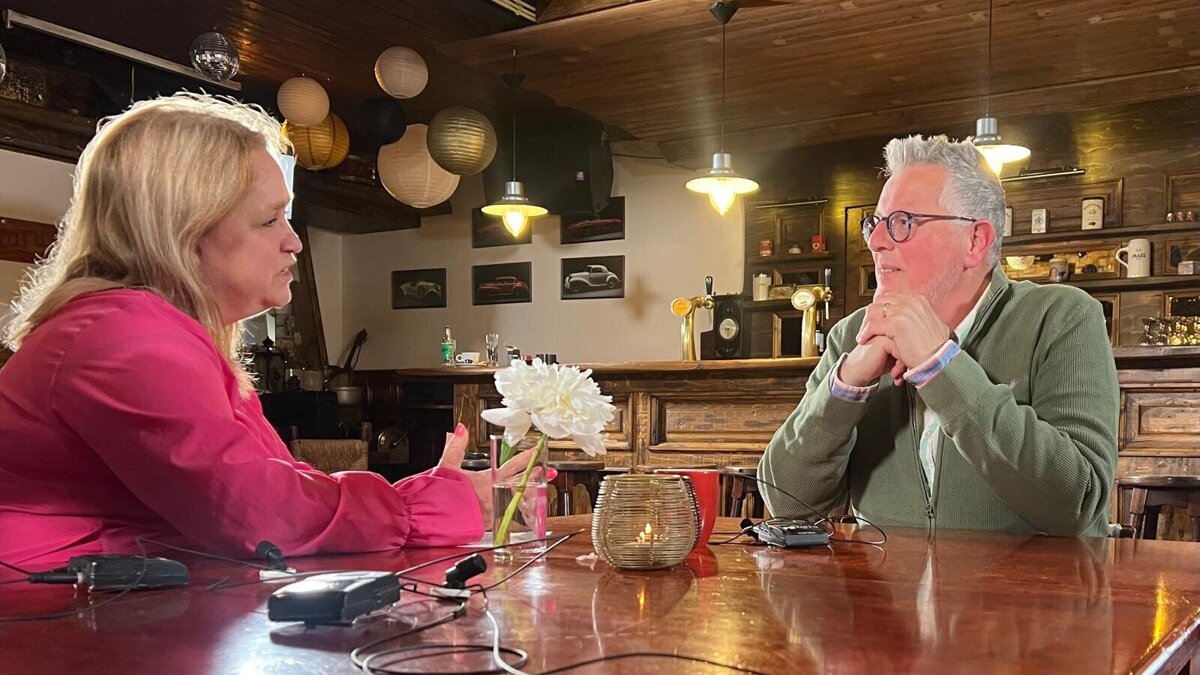 Marco van Dorst ontvangt Pluimpagadder van burgemeester Ilona Jense-van Haarst - ©Omroep ZVL