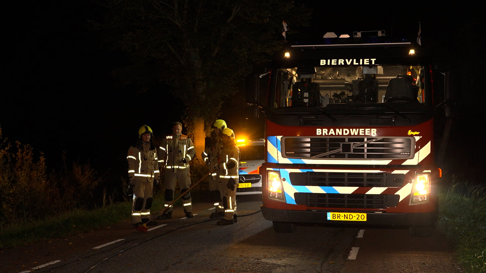 2026.10.12 Bestuurder met spoed naar ziekenhuis na zware crash tegen boom bij Biervliet.00_01_04_00.Still002