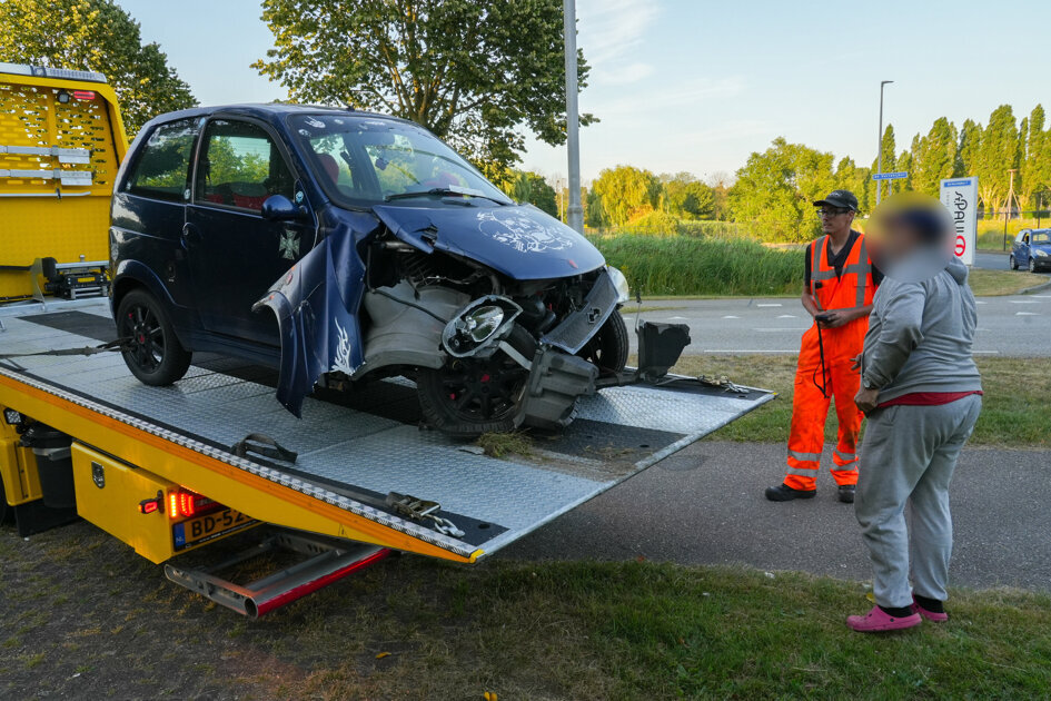 Man rijdt dwars door wegwijsbord in Sint Jansteen