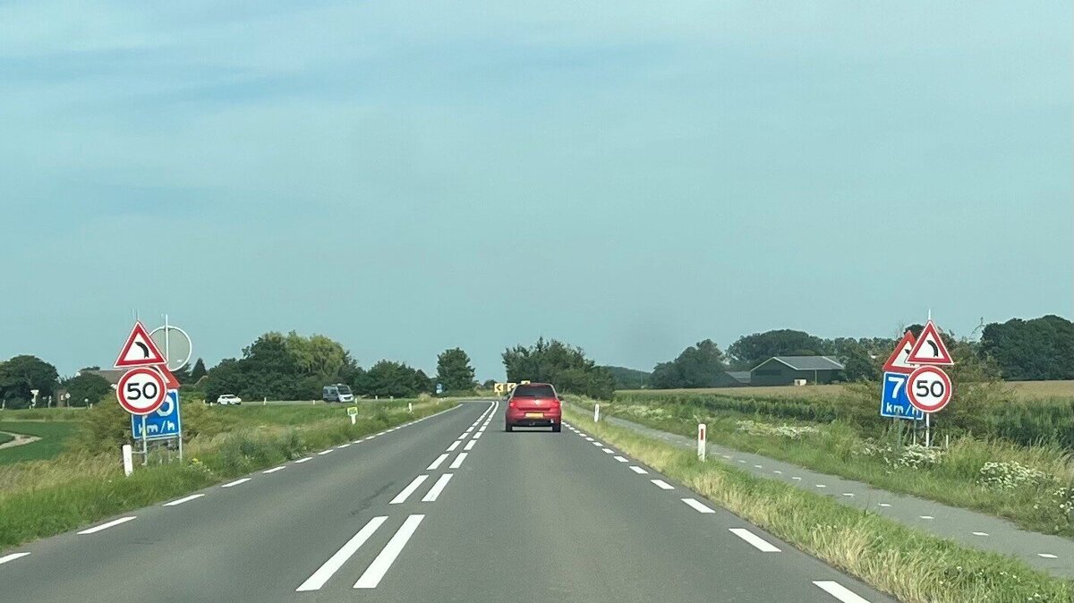 N290 met 50 km borden