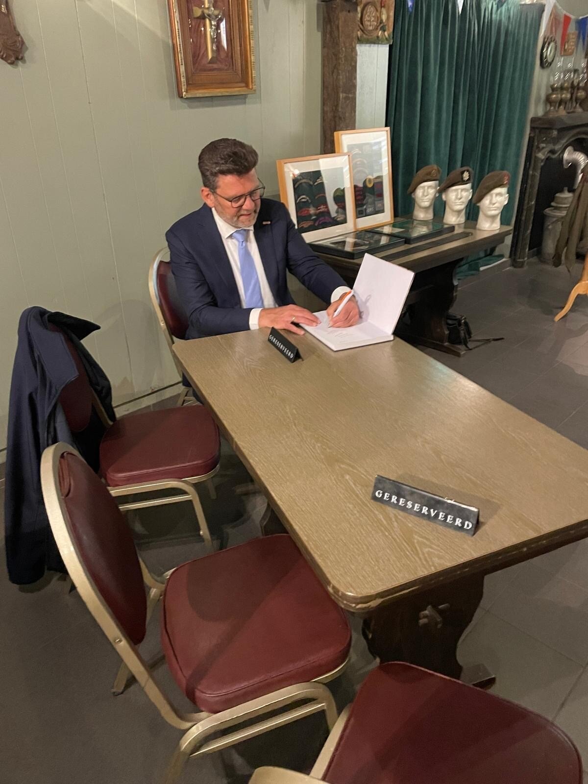 uitreiking boek ijzendijke 1 mei 2026 2.jpg
