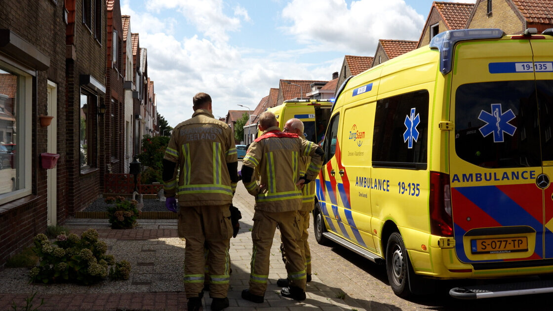 Medische noodsituatie in woning Sluiskil, traumahelikopter landt bij ziekenhuis