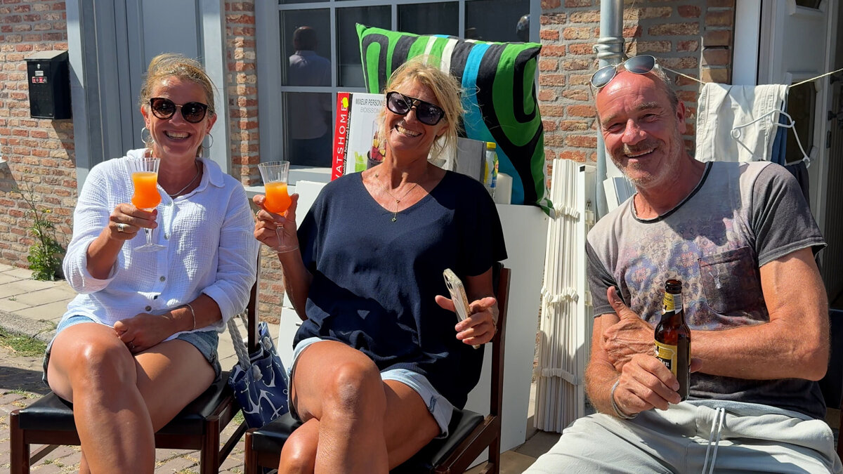 Karien en Patrice genoten met een drankje van de Jaarmarkt - ©Omroep ZVL