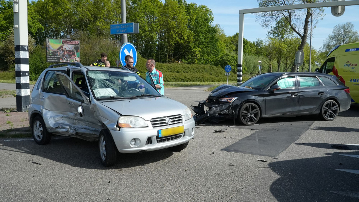 Grote schade na ongeval op kruising Terneuzen_3.JPG