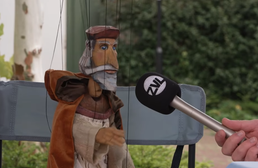 Marionet van Koenraad van Damme tijdens de Zomer van ZVL in Heikant (2025) - ©Omroep ZVL