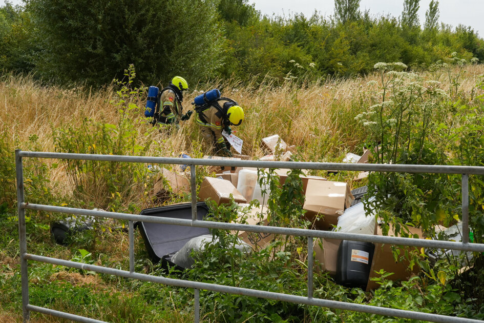 Grote dumping jerrycans aan Kraagdijk bij Terneuzen