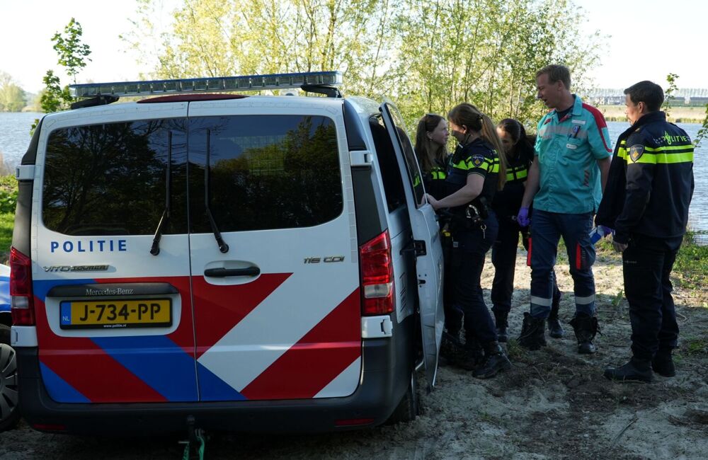 Inbreker probeert te vluchten, springt in kreek_2.JPG