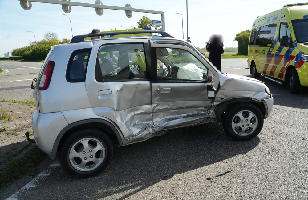 Grote schade na ongeval op kruising Terneuzen_8.JPG