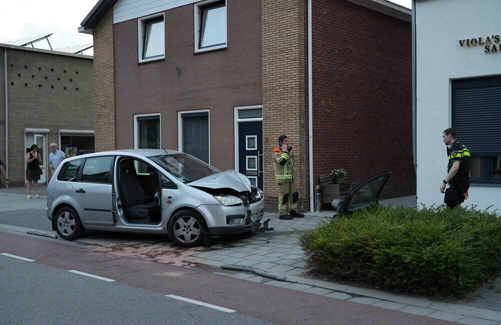 2026.06.27 Auto rijdt tegen gevel van woning in Kloosterzande3