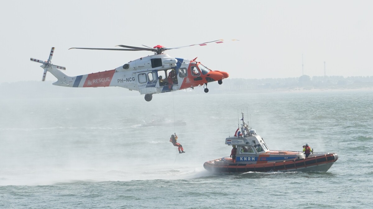 Kustwachthelikopter met KNRM boot