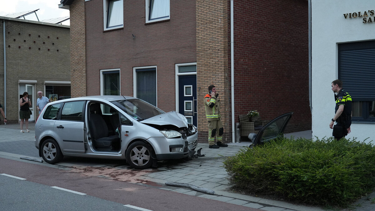 2026.06.27 Auto rijdt tegen gevel van woning in Kloosterzande3