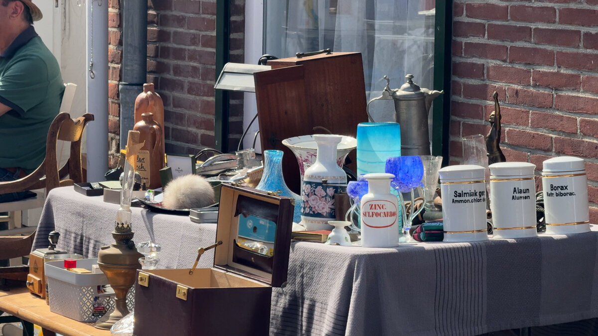 Spullen bij een kraampje tijdens Jaamarkt Groede - ©Omroep ZVL