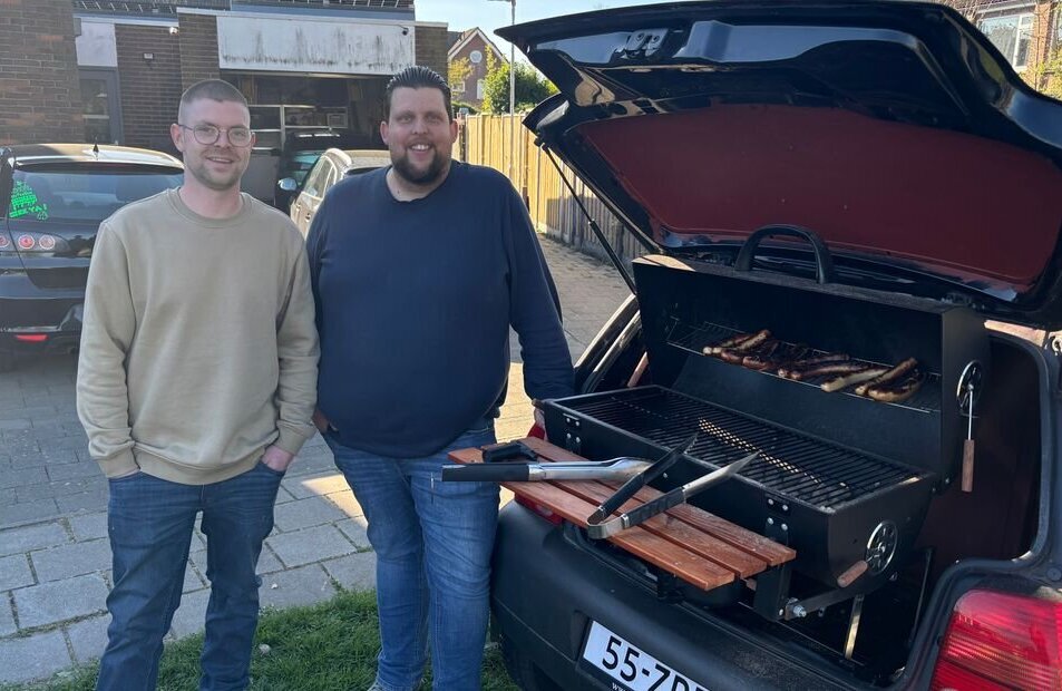 Rick van de Voorde en Vincent van Dijke bouwden een uitgebrande auto om tot barbecue - ©Omroep Zeeland