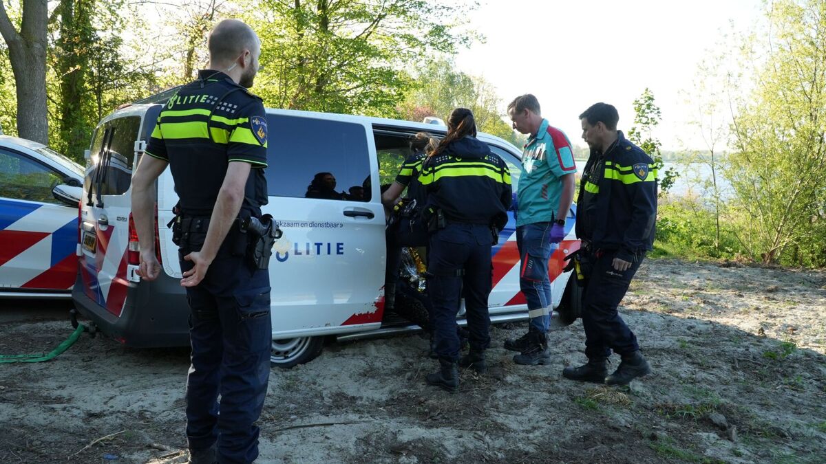 Inbreker probeert te vluchten, springt in kreek_3.JPG