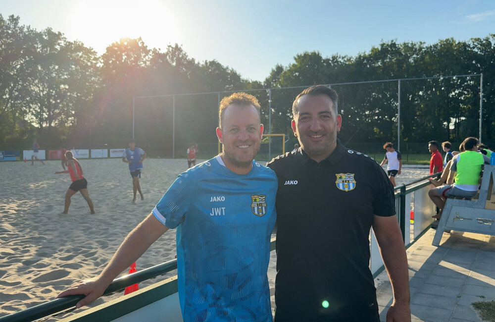 Jan-Willem Tangelder (l) en Veli Eryürük (r) van Beach Soccer Zeeland - ©Omroep ZVL